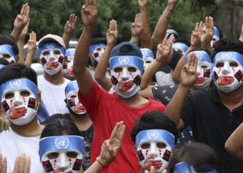 Protesta pacifica contro il golpe a Rangoon, Myanmar (LaPresse)