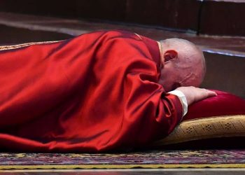 Papa Francesco durante la Messa del Venerdì santo (LaPresse)