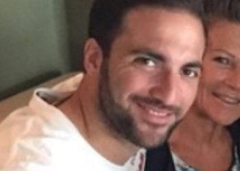 Gonzalo Higuain e la mamma Nancy Zacarias (Twitter, profilo ufficiale del giocatore)