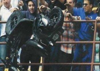 Il motorino gettato dagli spalti di San Siro: era il 6 maggio 2001, Inter Atalanta (da Facebook)