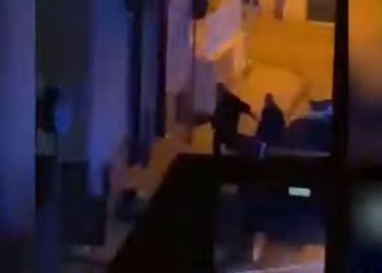 Carabiniere prende a calci 16enne che viola coprifuoco (Screen Youtube)