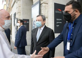 Papa Francesco con Gigi De Palo e il premier Mario Draghi