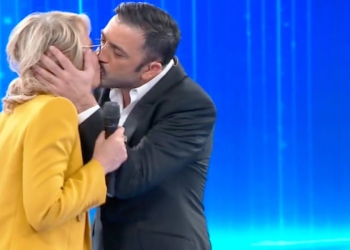 Maria De Filippi, bacio con Pio e Amedeo ad Amici 2021