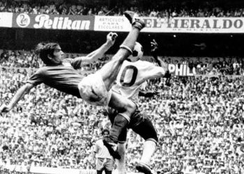 Tarcisio Burgnich in azione durante Italia-Brasile, Mondiali Messico 1970 (LaPresse)