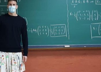 Professori a scuola con la gonna (Twitter)