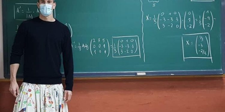 Professori a scuola con la gonna (Twitter)