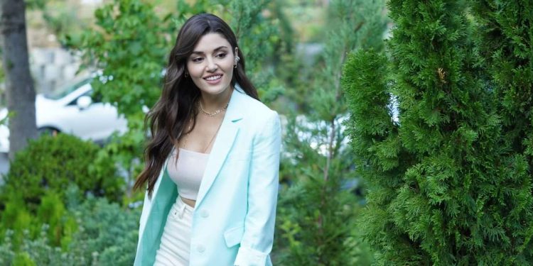 Hande Erçel è Eda in "Love is in the air"