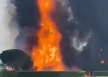 Incendio a Roletto, vicino a Torino (foto: Twitter)