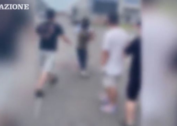 Operai aggrediti a colpi di mattone (Screen La Nazione)