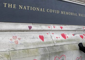 The National Covid Memorial Wall (Foto: LaPresse)