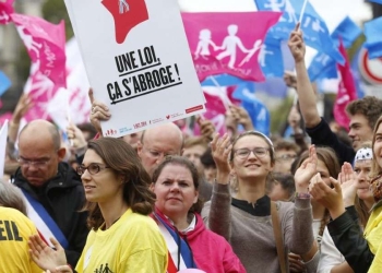 Parigi, protesta contro la procreazione assistita e a difesa della famiglia naturale (LaPresse)