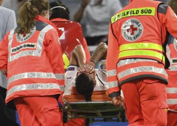 Spinazzola esce dal campo in barella durante Belgio Italia (LaPresse)