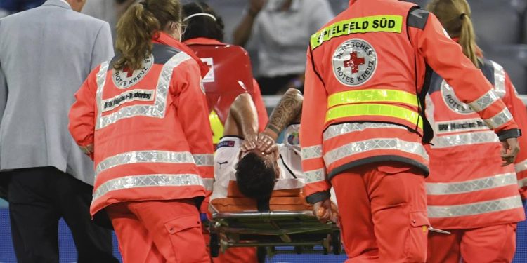 Spinazzola esce dal campo in barella durante Belgio Italia (LaPresse)