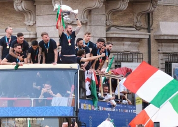 I giocatori sul pullman per le strade di Roma (LaPresse)