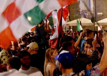 Festa per la vittoria dell'Italia nelle strade di Napoli (laPresse)