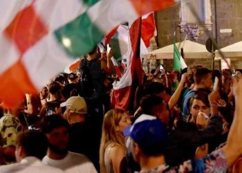 Festa per la vittoria dell'Italia nelle strade di Napoli (laPresse)