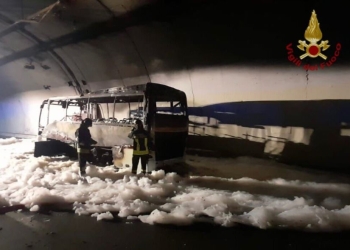 Bus incendiato in galleria a Lecco (Foto Vigili del Fuoco)