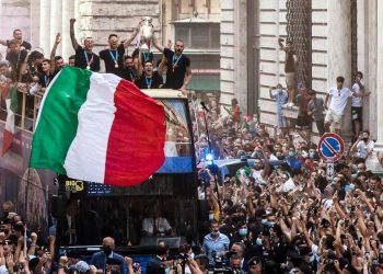 La festa dell'Italia sul pullman scoperto (da Facebook)