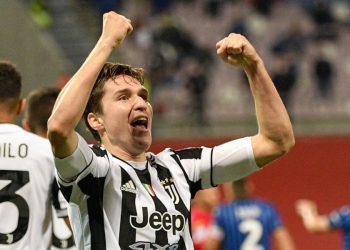 Federico Chiesa esulta con la maglia della Juventus.