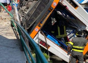 Il bus precipitato a Capri (LaPresse)