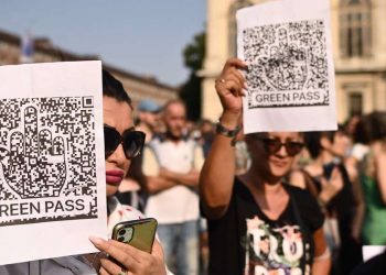 Proteste contro il green pass a Torino (LaPresse)