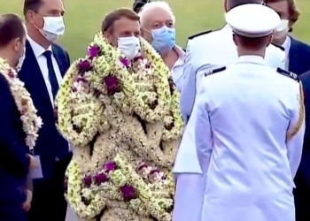 Emmanuel Macron, in Polinesia è ricoperto di fiori (Instagram)