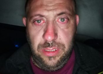 Il pompiere simbolo degli incendi in Sardegna (Facebook)