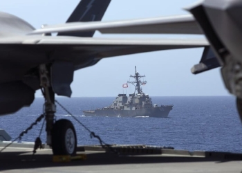 Sul ponte della portaerei britannica Queen Elizabeth (LaPresse)