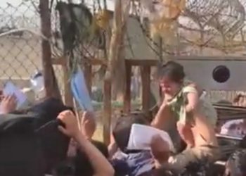 Il dramma dei bambini lanciati oltre il filo spinato in Afghanistan (foto: screen da video Twitter)