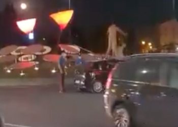 video turisti nudi saltano auto carabinieri