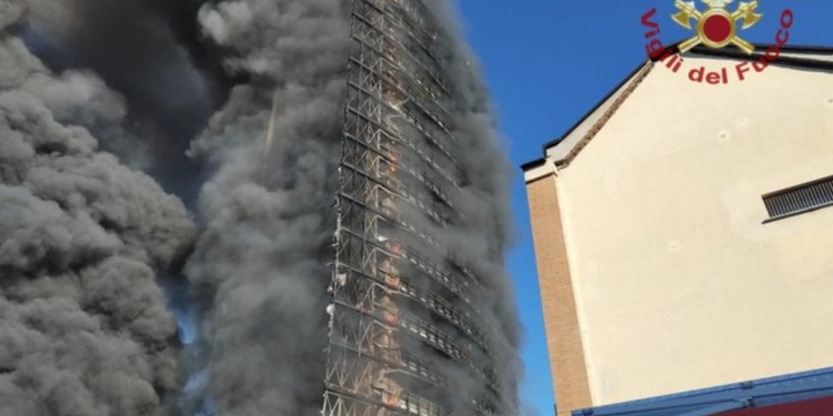 Incendio Torre dei Moro grattacielo Milano