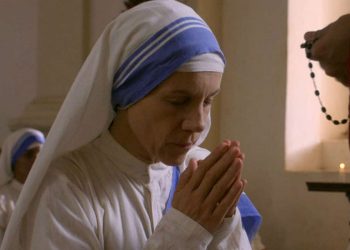 L'attrice Juliet Stevenson nei panni di Madre Teresa di Calcutta