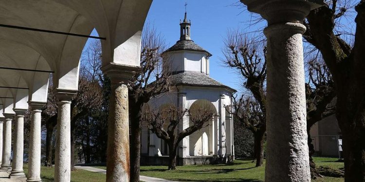 Uno scorcio del Sacro Monte di Ghiffa: la Cappella di S. Giovanni Battista (Foto R. Pagani da Wikipedia)