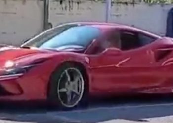 bambino guida ferrari