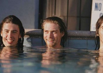 I Nirvana sul set della foto di copertina di Nevermind, una piscina