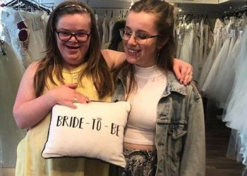 Heidi Crowter con la sorella