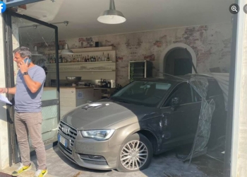 Auto della mamma di Alessandra Moretti nel bar (Foto da Facebook)