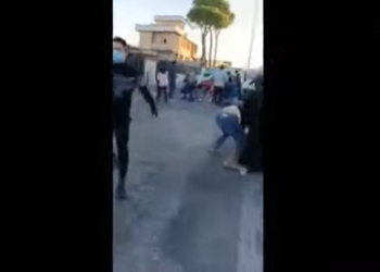 Operai pachistani pestati dai cinesi (screen da Youtube)