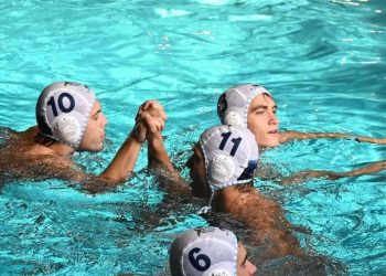 Sven Augusti Santini e i giocatori della Lazio (Facebook: Lazio Nuoto)