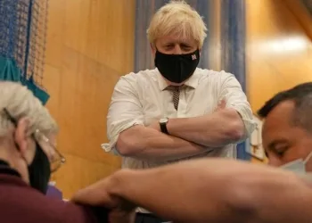 Il premier Boris Johnson in un centro di vaccinazione (LaPresse)