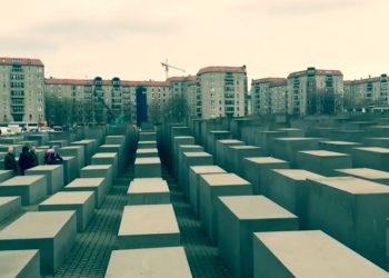 Il memoriale olocausto di Berlino, screen da Youtube