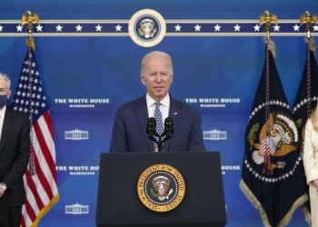 Jerome Powell e Leal Brainard alle spalle di Joe Biden (Lapresse)