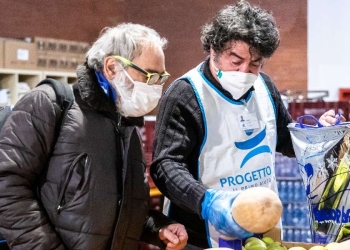 La preparazione di un sacchetto per la Spesa del giorno, organizzata da Progetto Arca