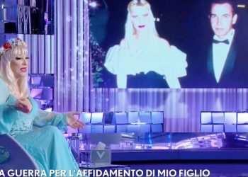 Ilona Staller e Jeff Koons sullo sfondo