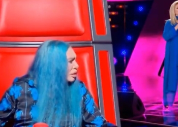 Loredana Bertè durante l'esibizione di Iva Zanicchi a The Voice Senior