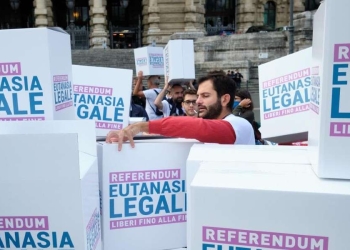 I radicali consegnano le firme pro referendum in Cassazione (LaPresse)