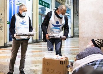 Unità di strada di Progetto Arca distribuisce il pasto caldo a un senza dimora a Milano (foto Daniele Lazzaretto)
