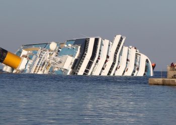 La nave Costa Concordia dopo l'incidente (Foto: LaPresse)