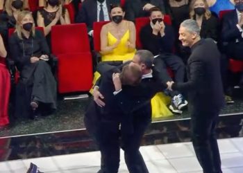 Bacio tra Stefano Coletta e Amadeus (Sanremo 2022)