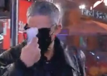 Rosario Fiorello si misura la febbre (Sanremo 2022)